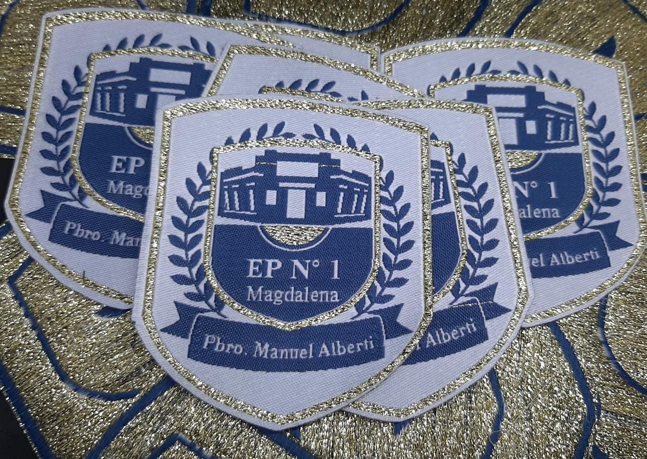 Escudo bordado sobre prenda