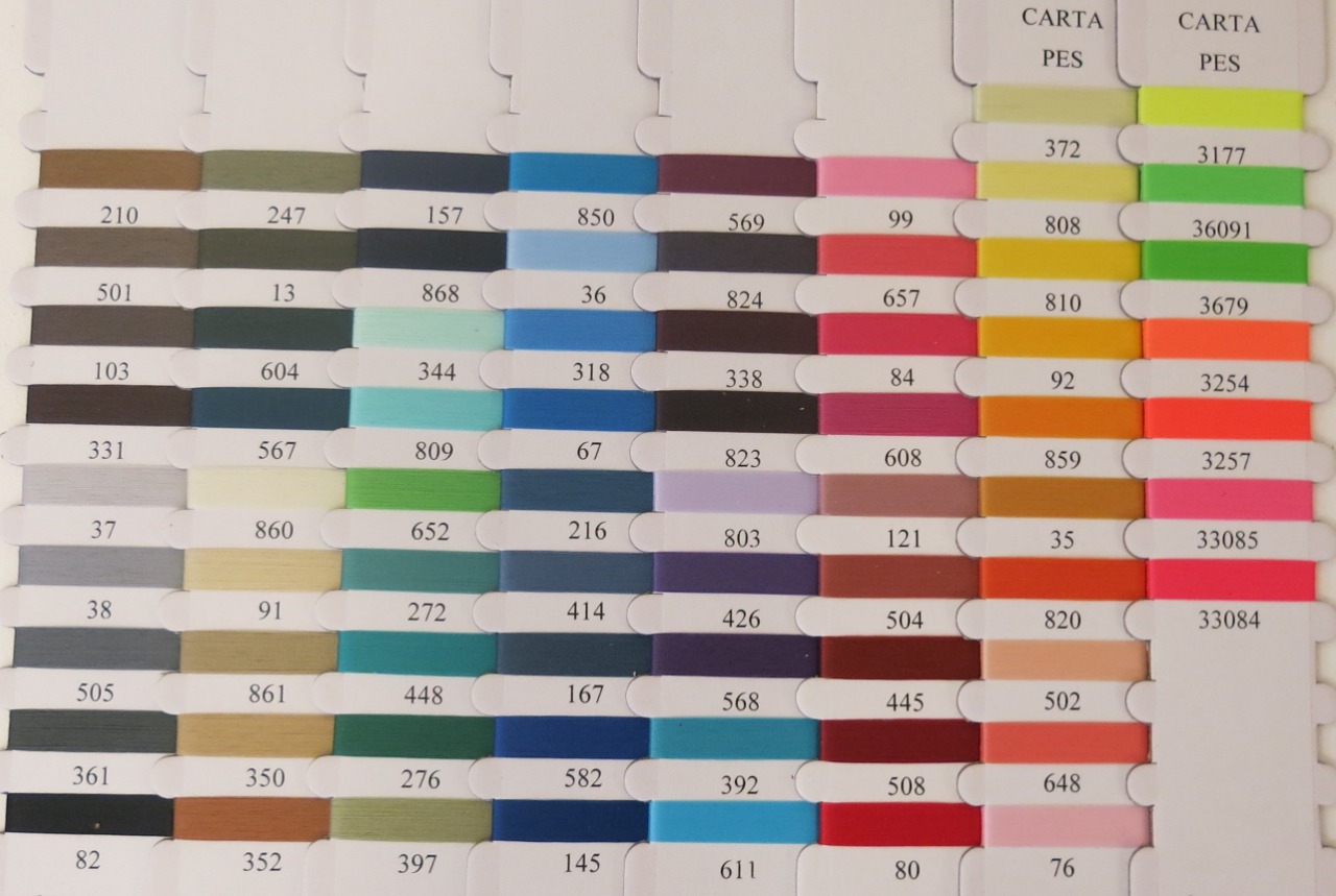 Carta de colores de hilos de poliéster, cada color con su número